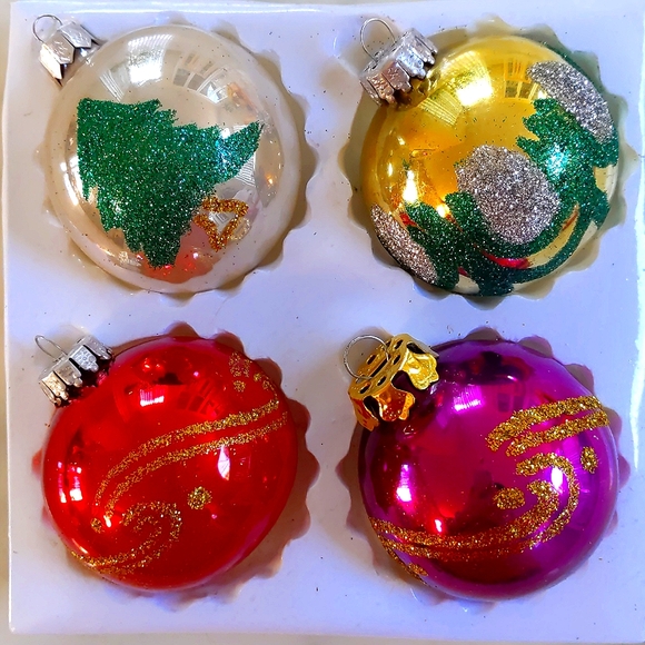 NWT. Hand Decorated Glass Christmas Balls/Ornaments. Set of 4 pcs. - Picture 1 of 2